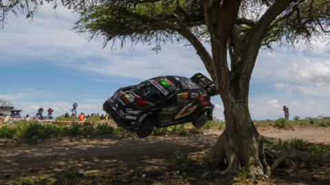 Elfyn Evans yn rasio yn rali Safari Kenya