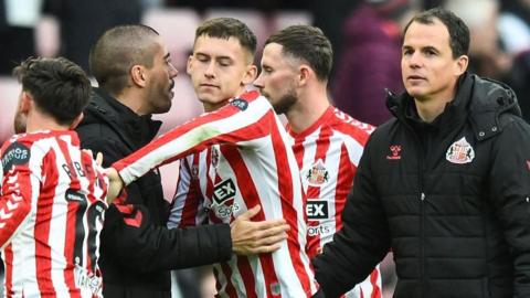 Regis Le Bris congratulates his Sunderland players after a match