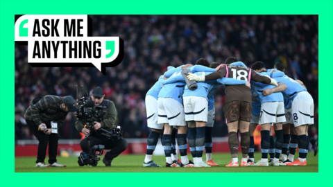 Players of Manchester City huddle prior to the Premier League match between Arsenal FC and Manchester City FC 