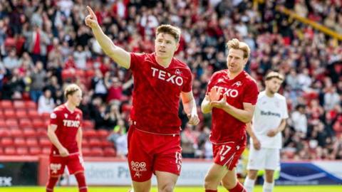Kevin Nisbet scored an early penalty for Aberdeen