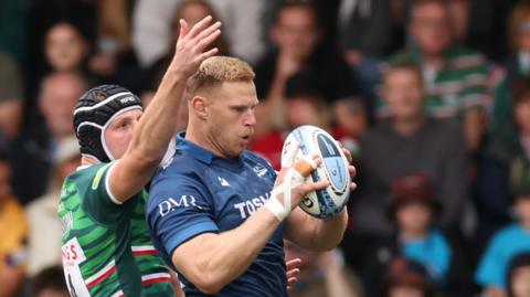 Jean-Luc Du Preez of Sale Sharks wins the ball