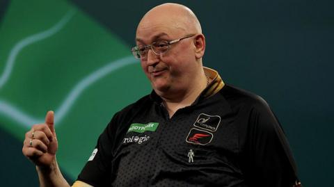Andrew Gilding gives a thumbs up
