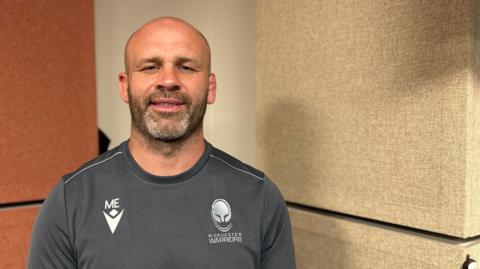 Matt Everard poses for a head shot in his grey Worcester Warriors top