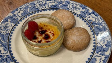 Crème Brûlée agus aran milis