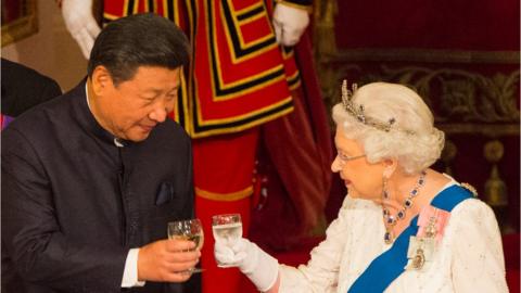 President of China Xi Jinping (L) and Britain's Queen Elizabeth II attend a state banquet at Buckingham Palace on October 20, 2015 in London