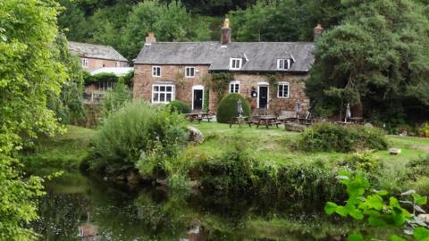 The Boat Inn, Erbistock - photo by Colin Park/Geograph