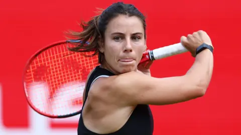 Emma Navarro slices a backhand