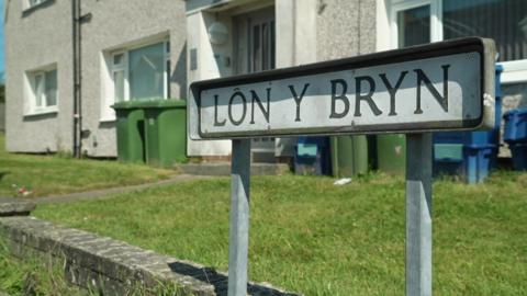Arwydd Lôn y Bryn