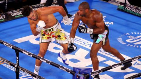 Joe Joyce avoids a punch from Daniel Dubois