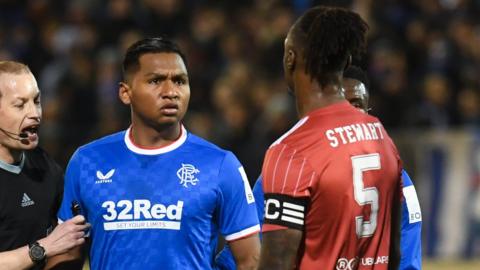 Rangers' Alfredo Morelos (centre) exchanges words with Aberdeen's Anthony Stewart during a cinch Premiership match between Aberdeen and Rangers at Pittodrie