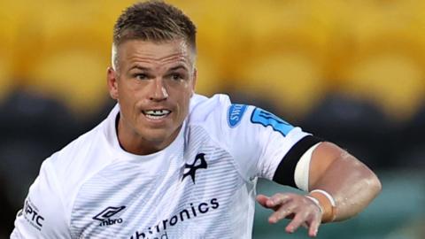 Gareth Anscombe kicks ahead