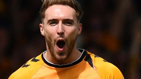 Cambridge United striker Sam Smith has returned to Reading two years after leaving the Berkshire club.