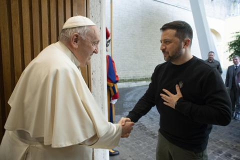 Pope Francis shakes hands with Ukrainian President Volodymyr Zelensky in 2023