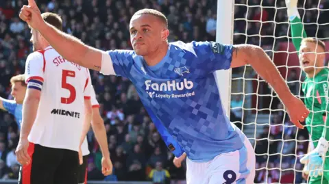 Carlton Morris celebrates scoring