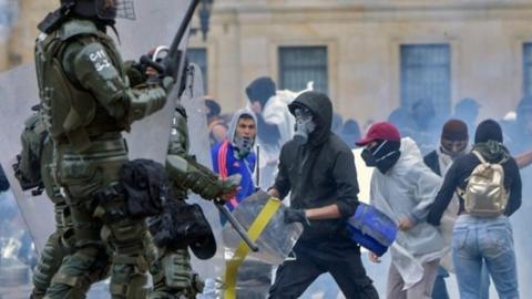 Riot police clash with demonstrators in Bogotá