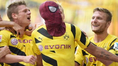 Aubameyang Spiderman celebration