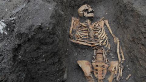 Skeleton in Cambridge cemetery