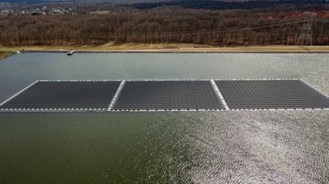 Floating solar panels on a water reservoir of the Del-Co Water Company in Delware, USA. The panels were installed by Ciel & Terre, a French company that has built 300 floating solar projects around the world.