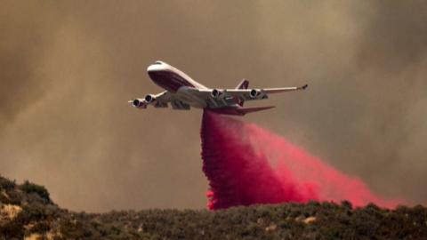 Plane tackling fires