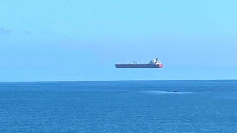 Hovering ship