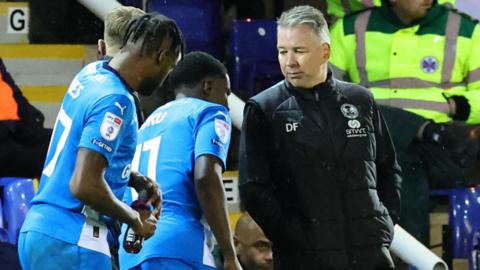 Peterborough boss Darren Ferguson talks to some of his players during their League One game against Reading