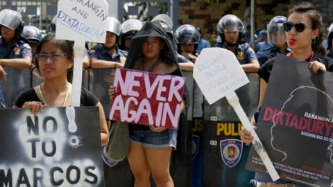 Protesters in Manila, 25 Feb