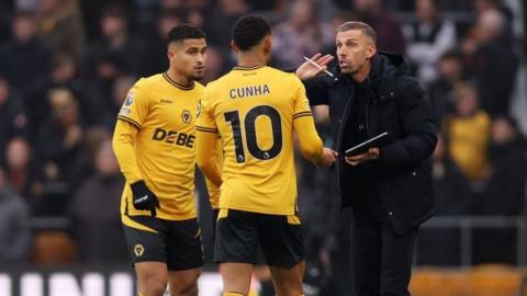 Gary O'Neil talks to his players on the touchline