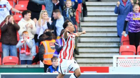 Million Manhoef celebrating after scoring his goal