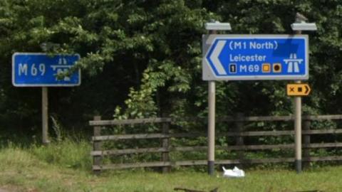 A sign showing the M69 and the M1 towards Leicester