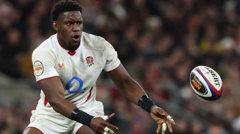 Maro Itoje catches the ball
