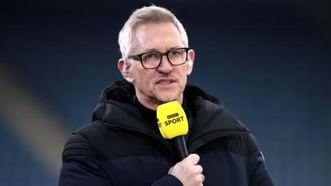 Gary Lineker holds a 91ȱ Sport microphone as he presents Match of the Day