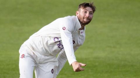 Rob Keogh bowling for Northants