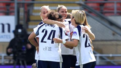 Holdt for Spurs celebrates 