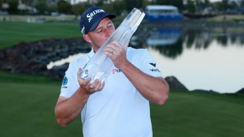 Sepp Straka kissing the American Express trophy