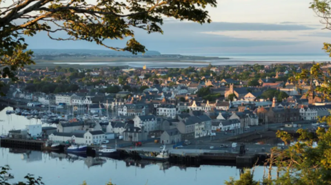 Steòrnabhagh bhon Ghearraidh Chruaidh. Chithear craobhan agus an cala agus am baile. 