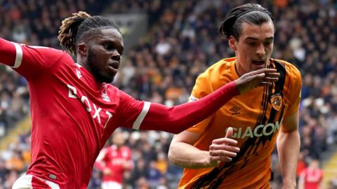 Nottingham Forest's Alex Mighten and Hull City's Jacob Greaves (right) battle for the ball