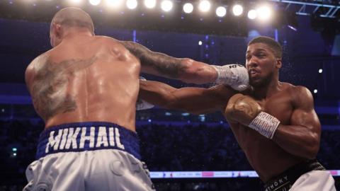 Anthony Joshua aims a jab ay Oleksandr Usyk