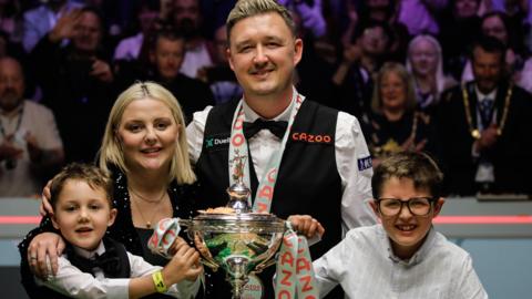 Kyren Wilson poses with his family