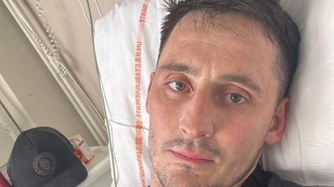 Sam Daviesyn gorwedd yn y gwely