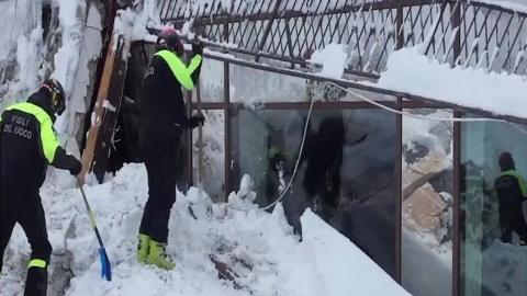 Mountain rescuers at crushed Rigopiano hotel, 20 January