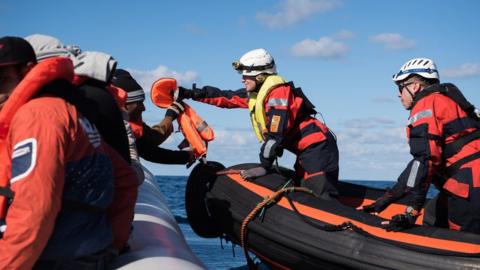 Sea Watch rescuers reach the stricken vessel