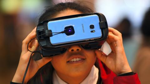 A girl experiences Samsung Electronics' Gear VR at its showroom in Seoul on April 27, 2017