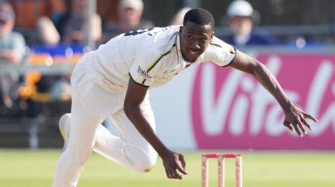 Che Simmons playing for Warwickshire