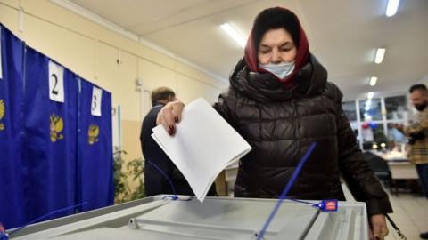 Woman casts ballot in Novosibirsk