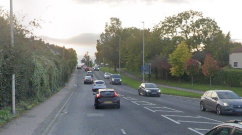 Google Streetview image of A2 London Road shows cars passing on both sides 