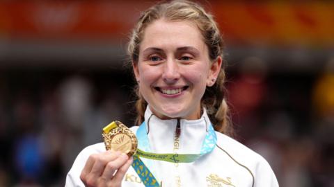 England's Laura Kenny celebrates with her gold medal after winning the Women's 10km Scratch Race Finals at Lee Valley VeloPark on day four of the 2022 Commonwealth Games in London. Picture date: Monday August 1, 2022