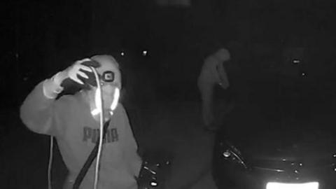 Car thieves caught on CCTV at work using a signal booster cable