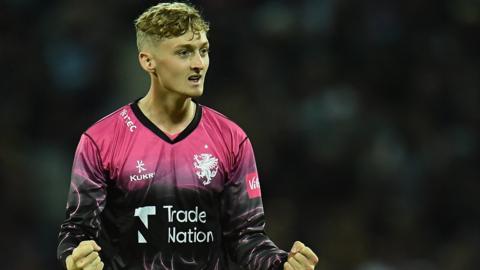 Somerset all-rounder Lewis Goldsworthy has signed a contract extension to stay with the club until the end of 2024