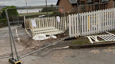 Barriers at the level crossing