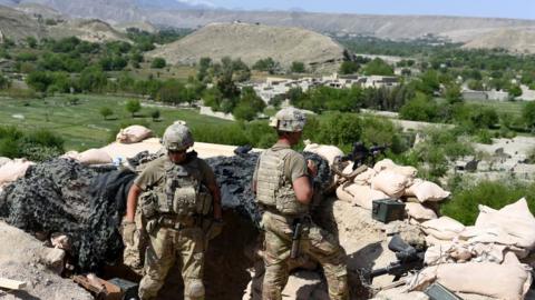 US soldiers take position during an operation against Islamic State (IS) militants in Khot district of Nangarhar province, Afghanistan, 11 April 2017